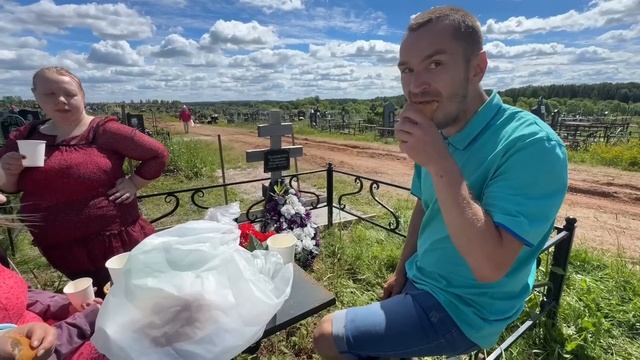 У Натальи Шок. Первый раз в таком магазине. Обои с домиками. Навестили Ваню. Съездили на кладбище