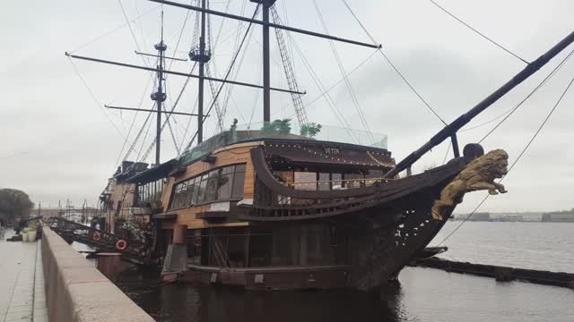 Парусник «Летучей Голландец» на Мытницкой набережной. смотреть онлайн
