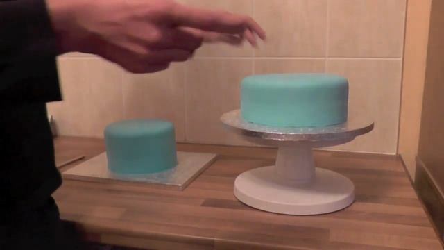 Full Tutorial - 2 Tier George Pig Cake - Stacking the Cake - Part 2 смотреть онлайн
