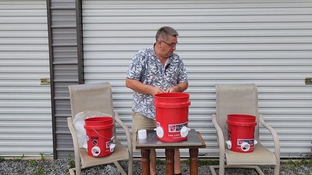 СМАСТЕРИЛ КУРОЧКАМ КОРМУШКИ // АМЕРИКА смотреть онлайн