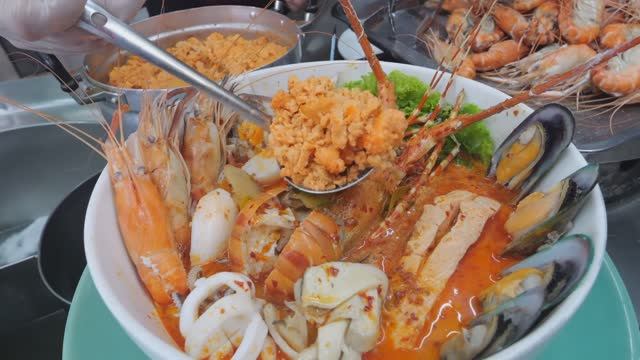 Различная уличная еда Бангкока . Тайская уличная еда [4K] смотреть онлайн