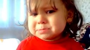 девочка плачет под песню и поют