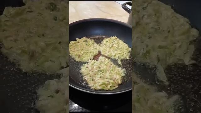 Волшебный завтрак!Дранники из шампиньонов и кабачка под фреш салатом!)