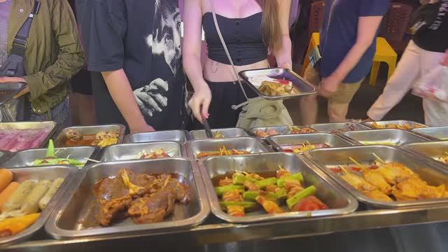 Недорогая уличная еда во Вьетнаме . Лучшие блюда. [2K] смотреть онлайн