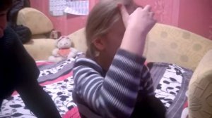 Девочке подарили Йоркширского терьера