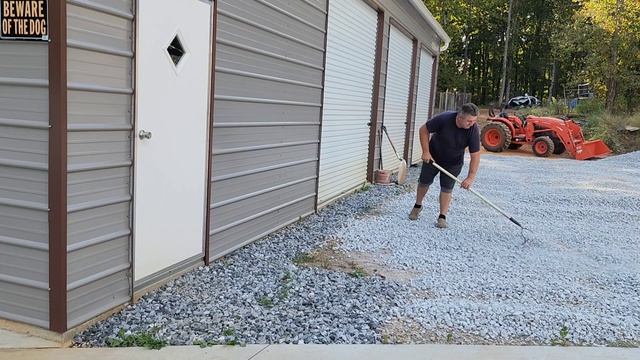 ВЕСЁЛАЯ ЖИЗНЬ В ДЕРЕВНЕ // РАССЫПАЮ ЩЕБЕНЬ // БОРЬБА С ОСАМИ // ПОЧИСТИЛ У КУРОЧЕК . смотреть онлайн