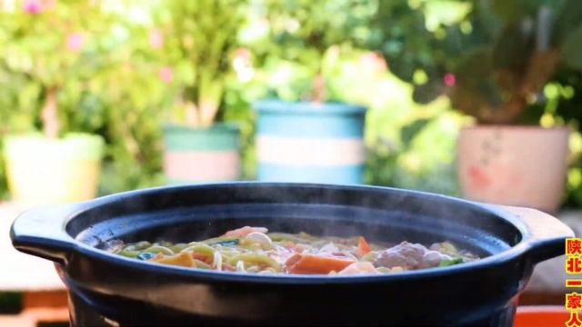 天气慢慢变凉了，改艳煮一锅砂锅菠菜粉，好吃到停不下来【陕北一家人】 смотреть онлайн