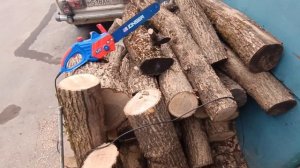 Дедушка стрижет бабки на дровах сидя дома