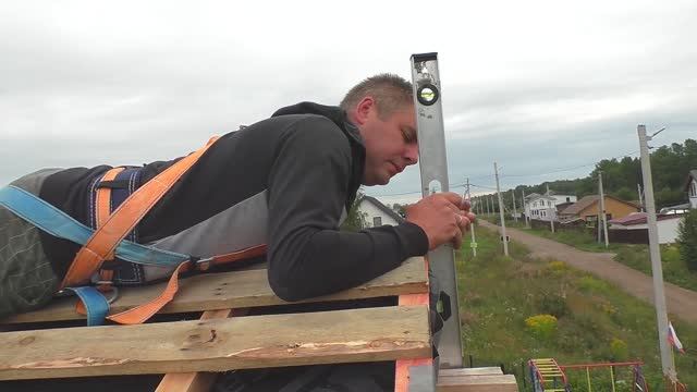 Артём и Алина - доделываем крышу смотреть онлайн