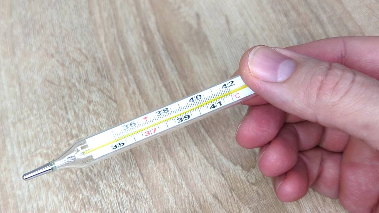 Опытный Терапевт показал как правильно встряхнуть градусник, чтобы обнулить показания температуры смотреть онлайн