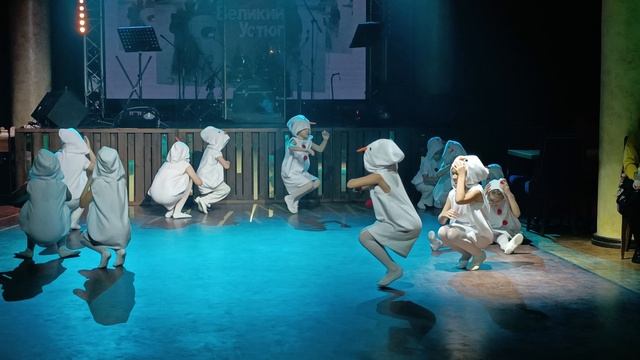 Танец "Снеговики и снежинки" смотреть онлайн