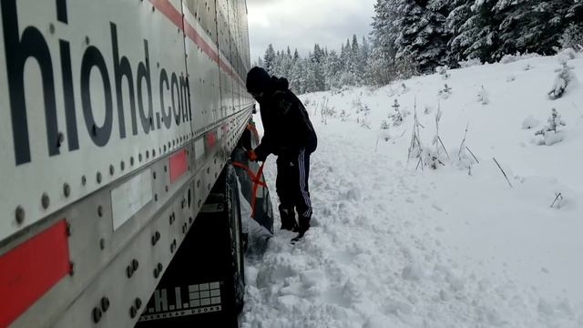AUTOSOCKS VS CHAINS ON A BIG RIG | TRUCKING WITH SELENA 1/10/20 смотреть онлайн