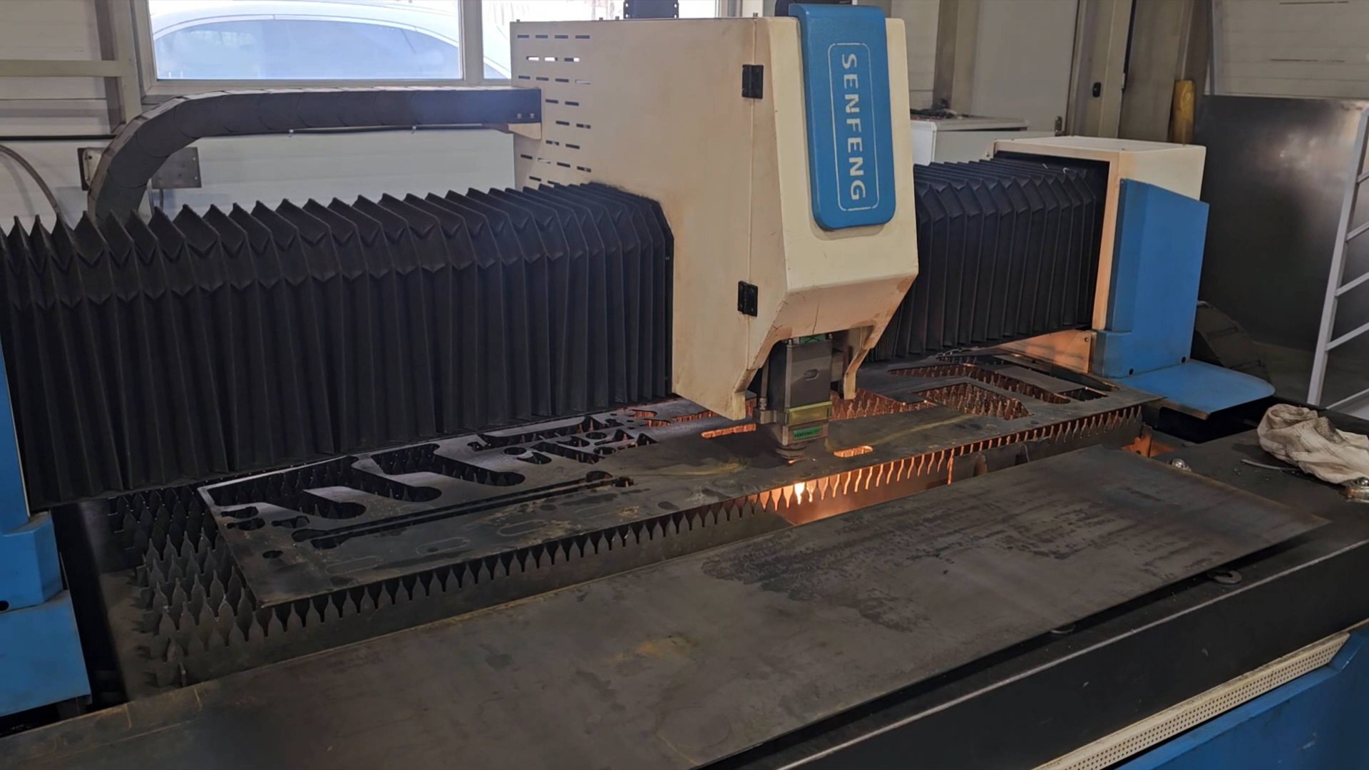 лазер режет всё, но кто режет лазер? смотреть онлайн