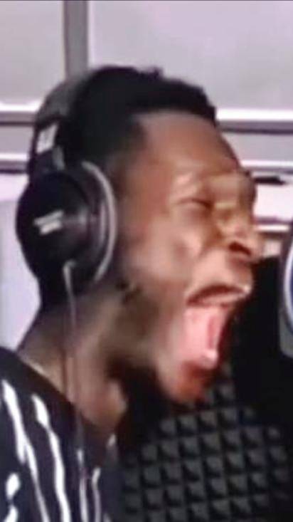 Поёт афроамериканец. Смешно до слёз смотреть онлайн