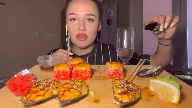 АСМР мукбанг роллы и мидии🏡♥️ / asmr 🍂 смотреть онлайн