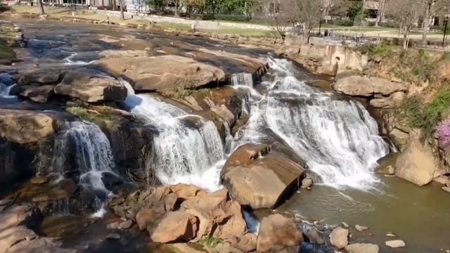 ОЧЕНЬ КРАСИВЫЙ ПАРК И ВОДОПАД В ГРИНВИЛ ЮЖНАЯ КАРОЛИНА // АМЕРИКА смотреть онлайн