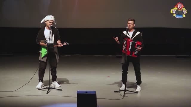 "БОГАТЫЕ И ЗНАМЕНИТЫЕ" исполняют улетную песню "БАЛАЛАЙКА И БАЯН!" в гостях у "Митрофановны" смотреть онлайн