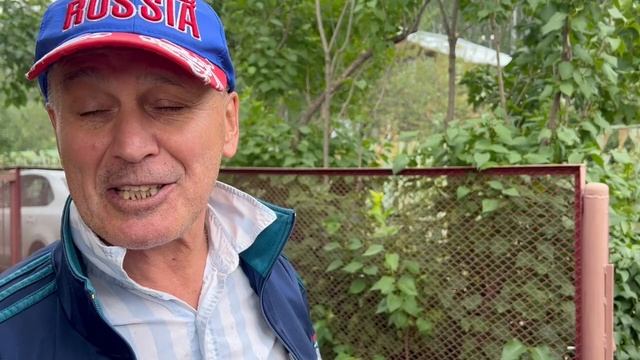 Гоним друг друга из сада и не можем выгнать! Вот такое хреновое лето на Урале смотреть онлайн