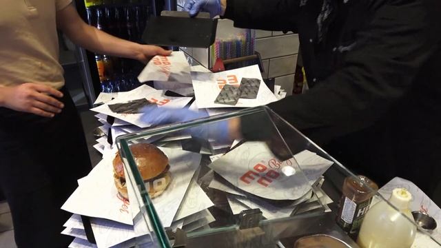 Mono Burger in İstiklâl Street İstanbul смотреть онлайн