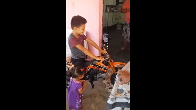 Presentinho do meu papai ,mini moto 50cc смотреть онлайн