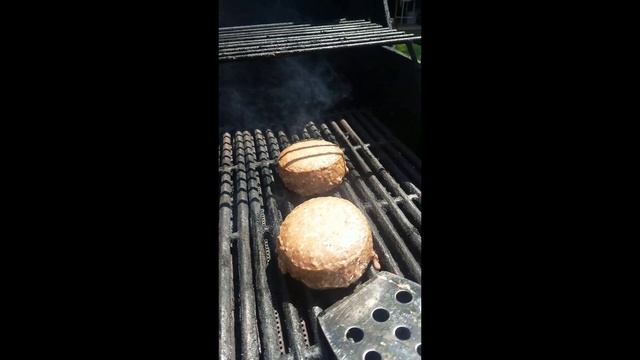 Grilling Prime Beef Burgers- How to Grill Half pound Burgers смотреть онлайн