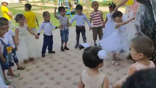 Bolajonlar Yalmog'iz Kampir Bilan Raqsga Tushishyapti