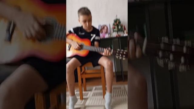 учу новичков играть на гитаре песню "батарейка"жуки, всех с наступающим новым годом 🎄 🎇🎅☃️❄️ смотреть онлайн