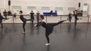 АДАЖИО НА СЕРЕДИНЕ ЗАЛА-КЛАССИЧЕСКИЙ ТАНЕЦ