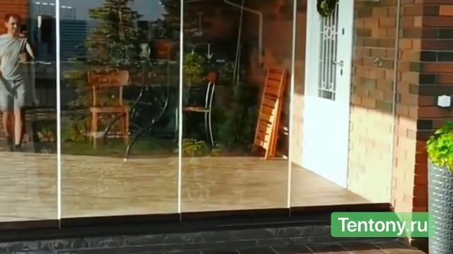 Безрамное остекление террасы или веранды в доме, на даче