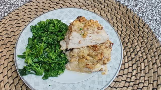 Под такой шубой грудка точно не будет сухой. Шикарно смотрится и вкусно очень смотреть онлайн