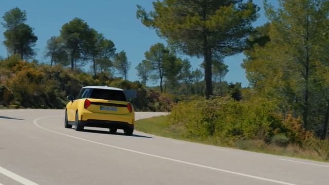 Mini Cooper 2024: Style Meets Performance смотреть онлайн