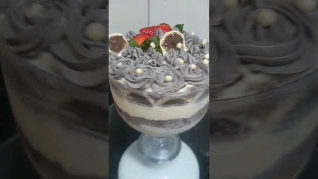 Sobremesa desse find 😊 #doces #brigadeiro #brigadeirogourmet #chocolate #morango #cake #bolo #torta смотреть онлайн