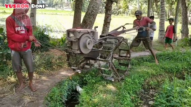 Perjalanan traktor sawah pindah lokasi kerja√tractor trip moving work location смотреть онлайн