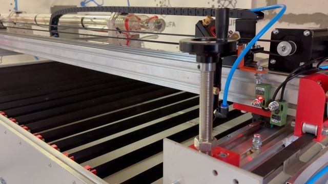 Станок лазерной резки и гравировки со2 с чпу. 
Подьем портала до250 мм .Рез мягких материалов до 250