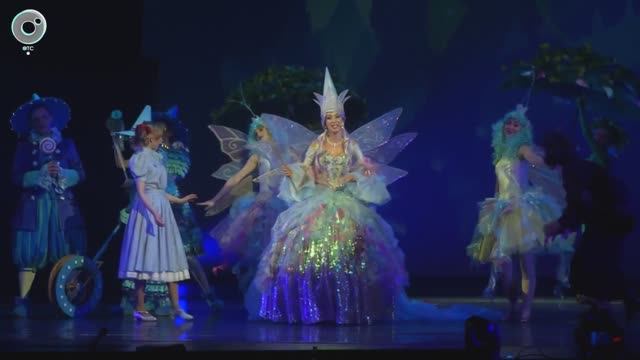 Элли идёт к Волшебнику Изумрудного города в Музыкальном театре смотреть онлайн