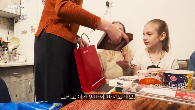 한국 가족들이 가져온 50가지 선물을 받은 우크라이나 가족들의 반응 смотреть онлайн