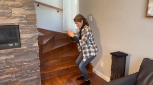 Тяжело спускаться либо подниматься по ступенькам. 1 незаменимое упражнение.