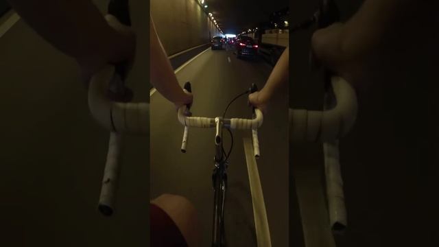 Гонялся за байкерами — сжег тормоза смотреть онлайн