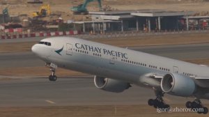Боинг 777 Cathay Pacific взлетает из аэропорта Гонконга.