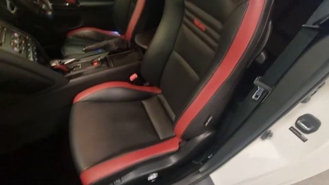 Nissan GT-R 3.8 V6 Premium Edition Auto 4WD 2dr смотреть онлайн