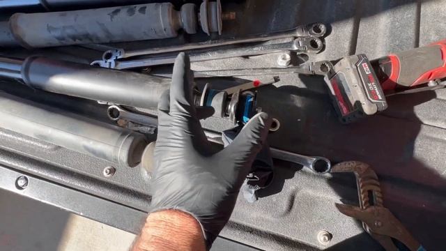 Common Issue : Toyota Tundra / Hot to replace Rear Shock Absorbers смотреть онлайн
