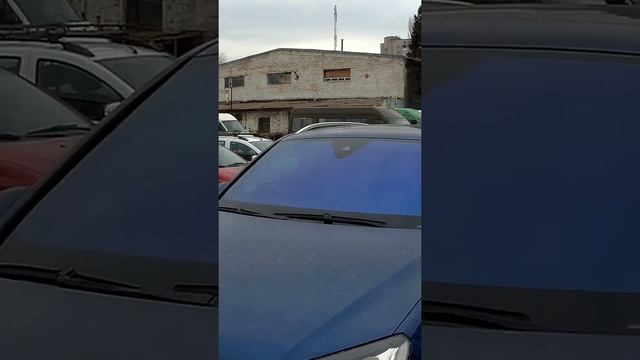 Синий Volkswagen Touareg II (2010–2018) тонированный чёрной плёнкой с лобовым хамелеон ➤ Тонировка смотреть онлайн