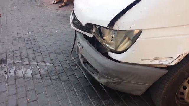 Choque entre furgoneta y coche смотреть онлайн