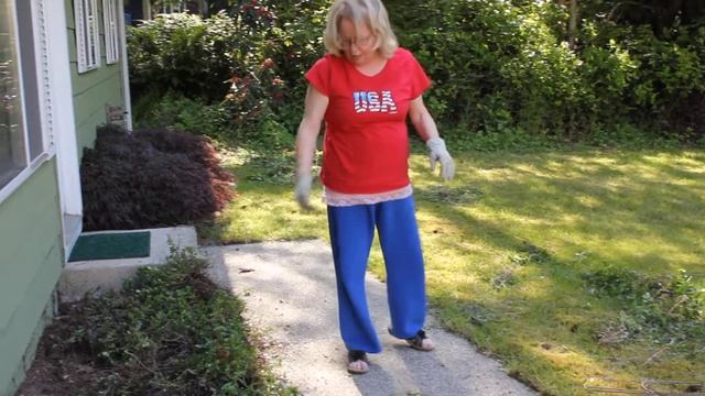 Mom Gardening смотреть онлайн