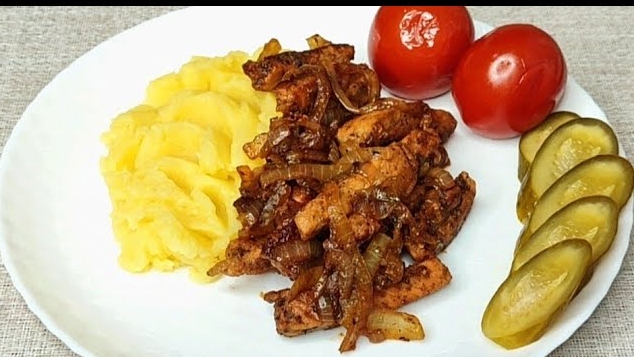 Мясо жаренное с луком на сковороде. смотреть онлайн