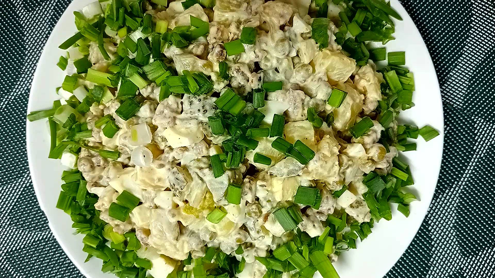 Салат из доступных продуктов: простой и вкусный рецепт