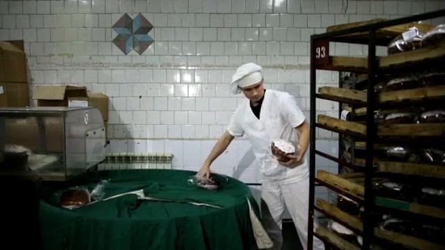 Easter cake baking. Выпечка пасхальных куличей на Сочинском хлебокомбинате смотреть онлайн