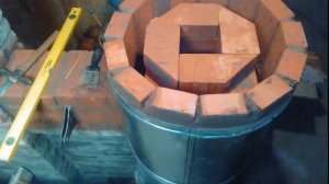 Круглая печь в металлическом футляре.