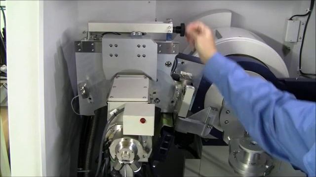 Rigaku SmartLab - Easily switch between Johansson and Bragg-Brentano geometry смотреть онлайн