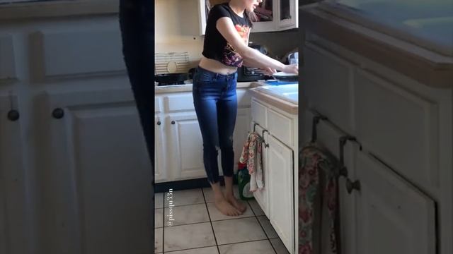 Girl pees in pants while doing dishes смотреть онлайн